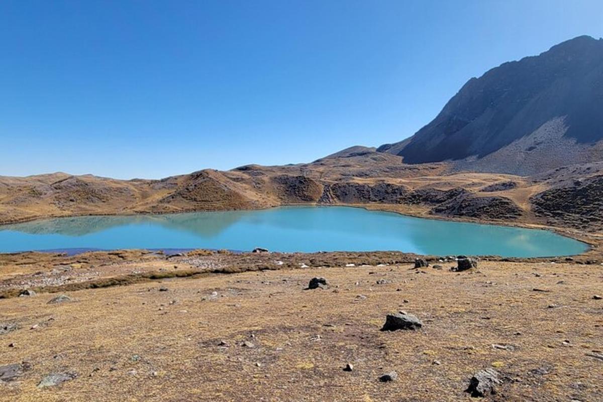 majhno jezero sredi gore