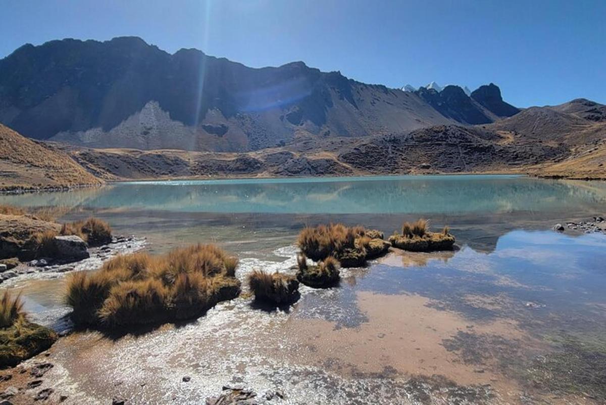 jezero sredi puščave z gorami