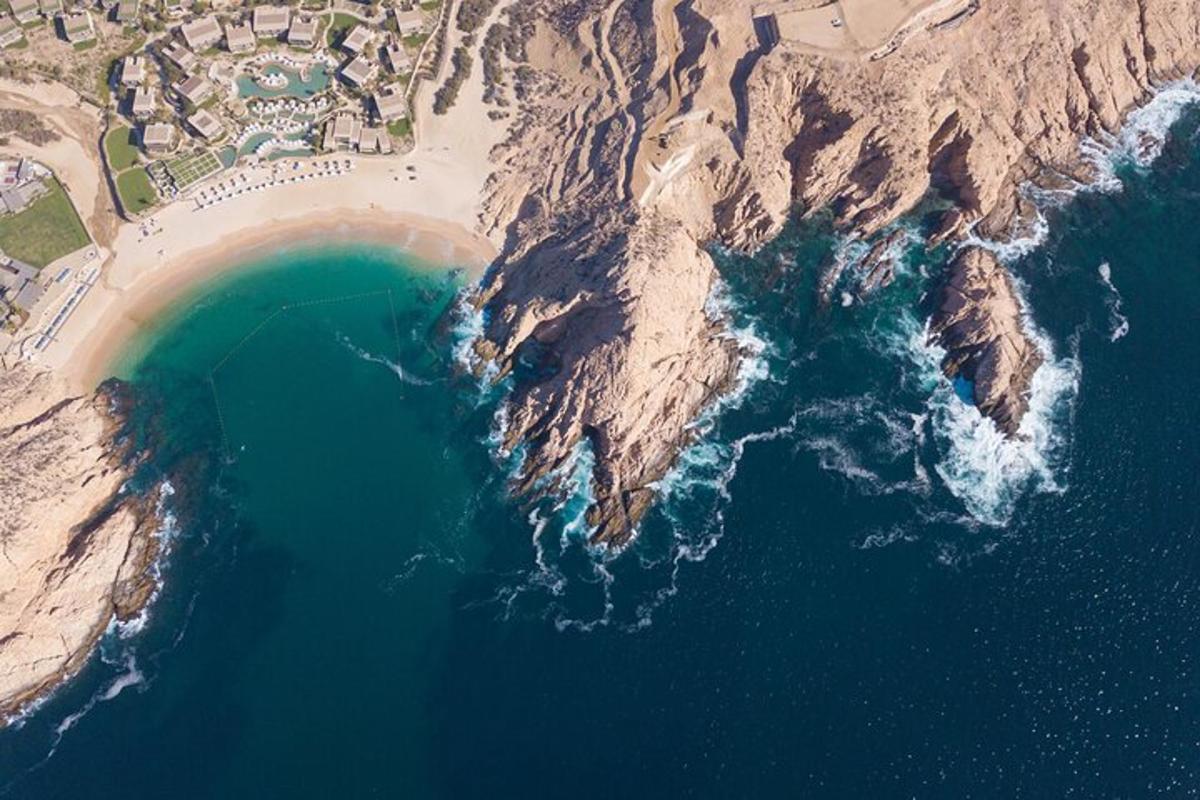 une vue aérienne d'une plage et de l'océan