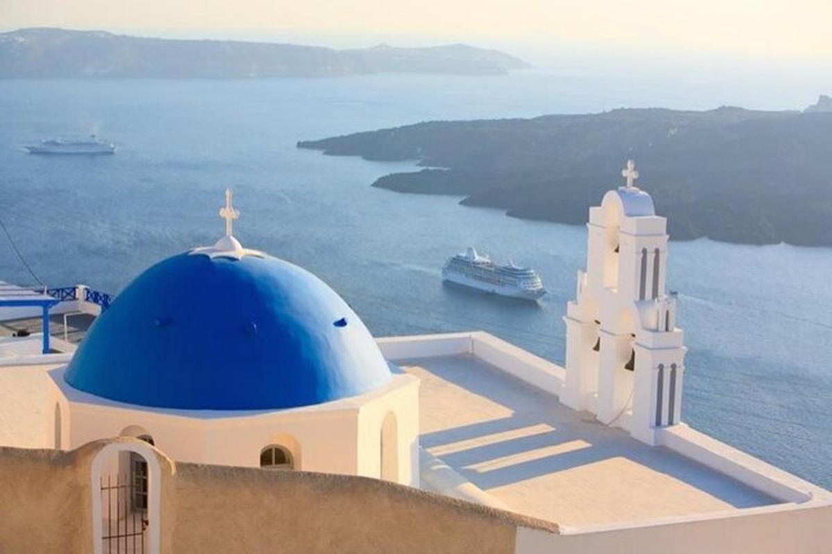 una chiesa con una cupola blu e una chiesa