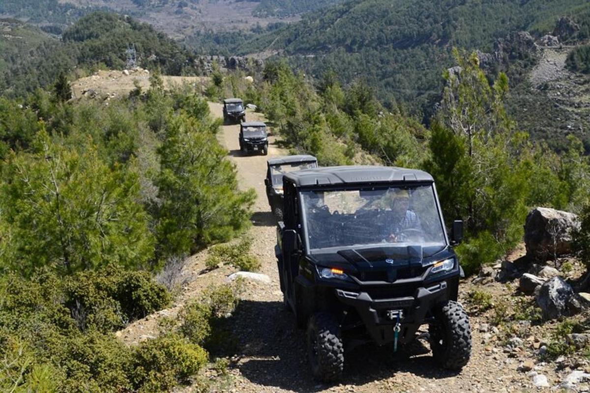 un jeep negro circulando por un camino de tierra