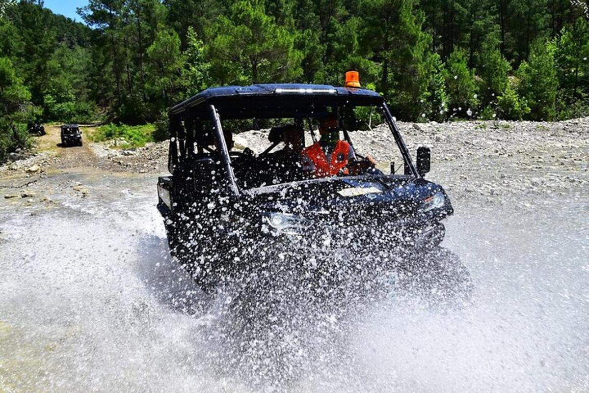 una persona en un camión conduciendo en el agua