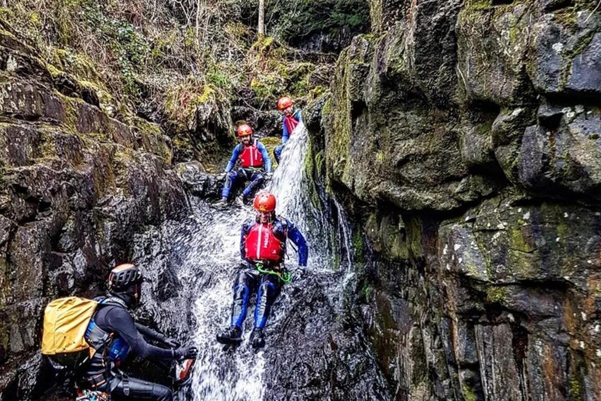 Un grupo de personas en bicicleta de montaña en una cascada