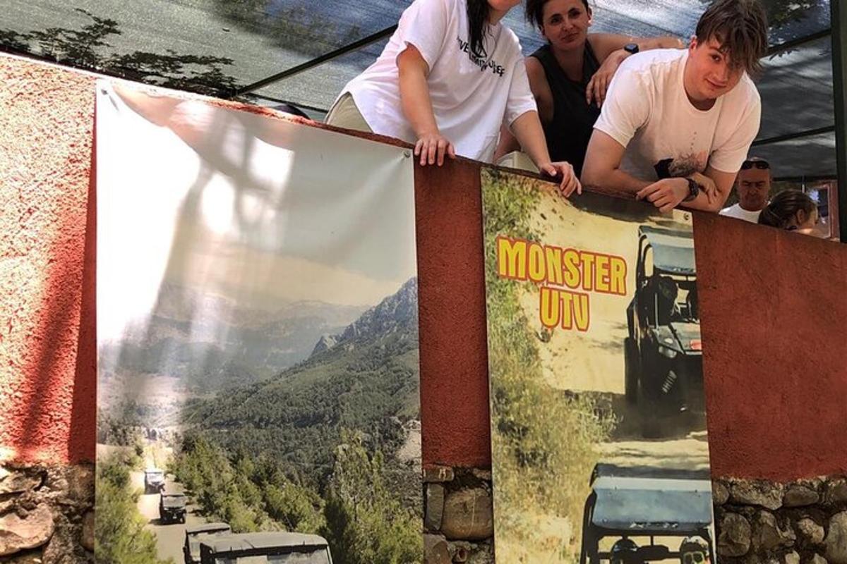 Un grupo de personas de pie encima de un cartel.