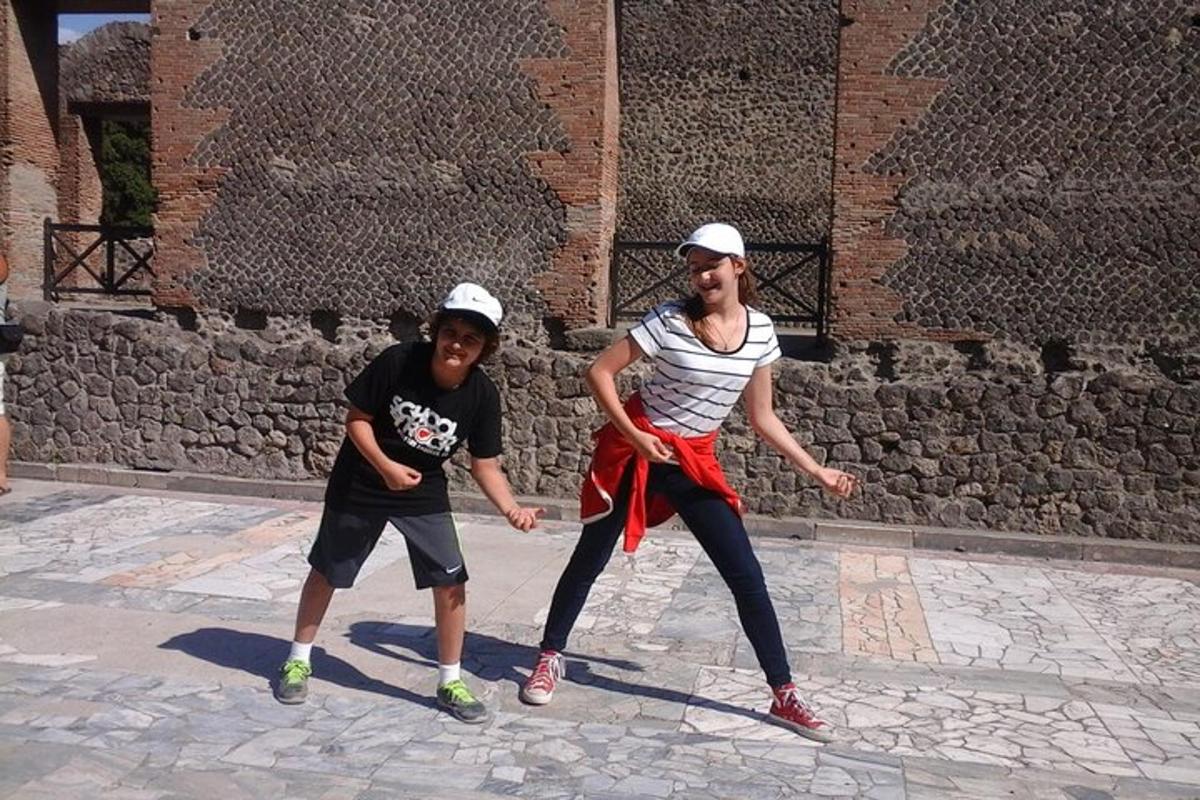 seorang lelaki dan seorang budak lelaki bermain dengan frisbee