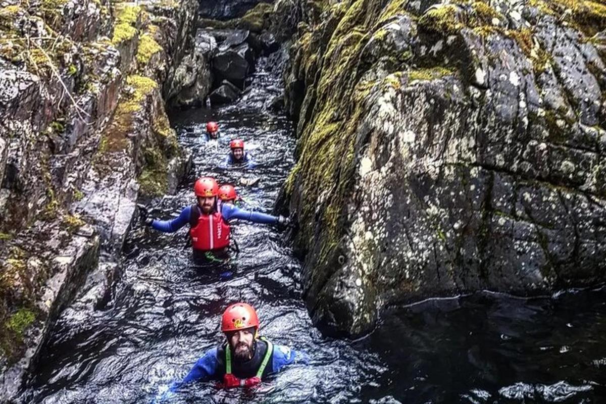 un grupo de personas en el agua de un río