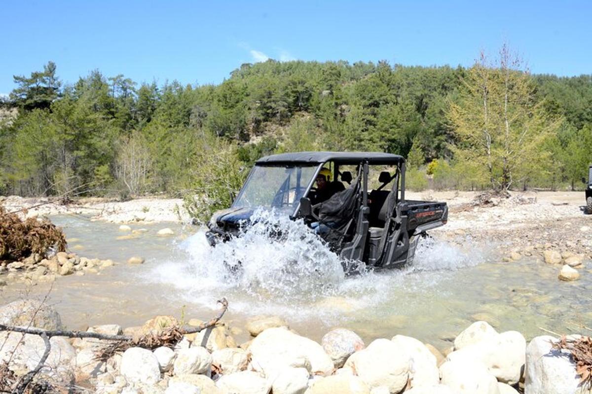Un jeep conduciendo por el agua en un río