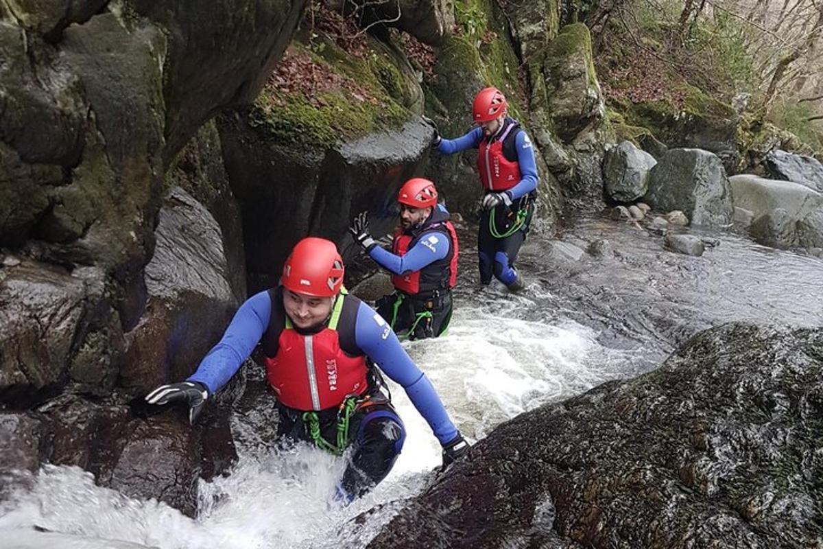 un gruppo di persone in acqua su un fiume
