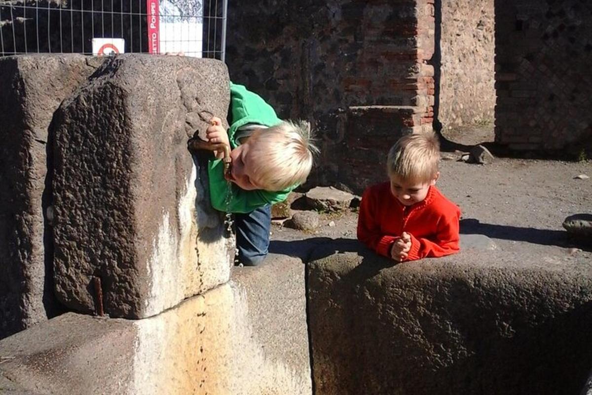 to unge gutter leker med en stein