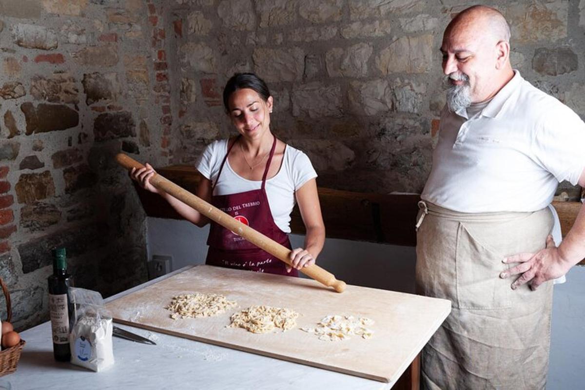 una donna e un uomo in piedi in una cucina che preparano il cibo
