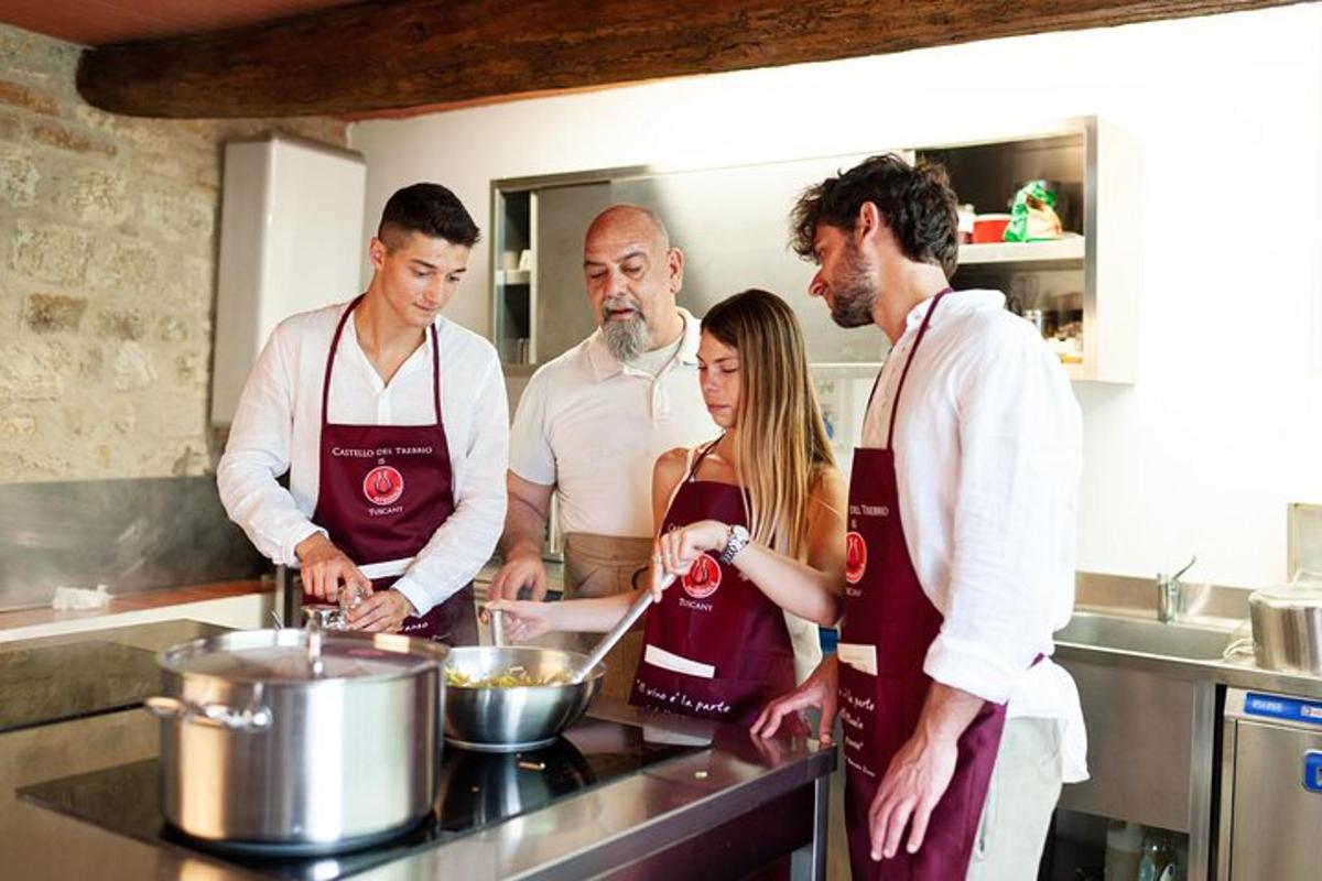 un gruppo di persone in cucina che preparano il cibo