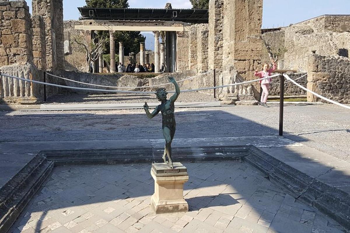 bir binadaki kaide üzerinde bir kadın heykeli
