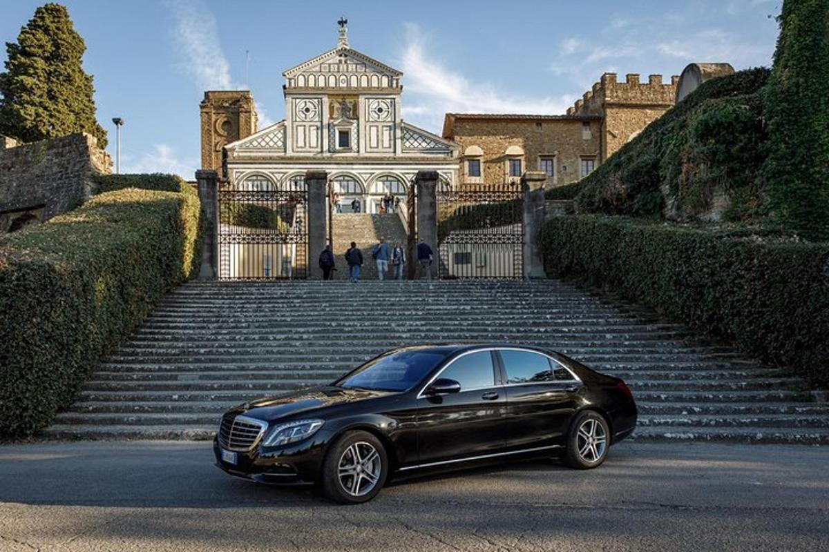 un'auto nera parcheggiata davanti a un edificio