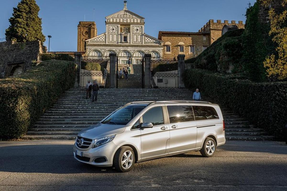 un furgone bianco parcheggiato davanti a un edificio