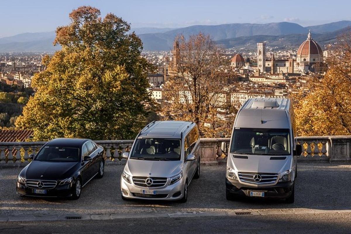 tre auto parcheggiate una accanto all'altra in un parcheggio