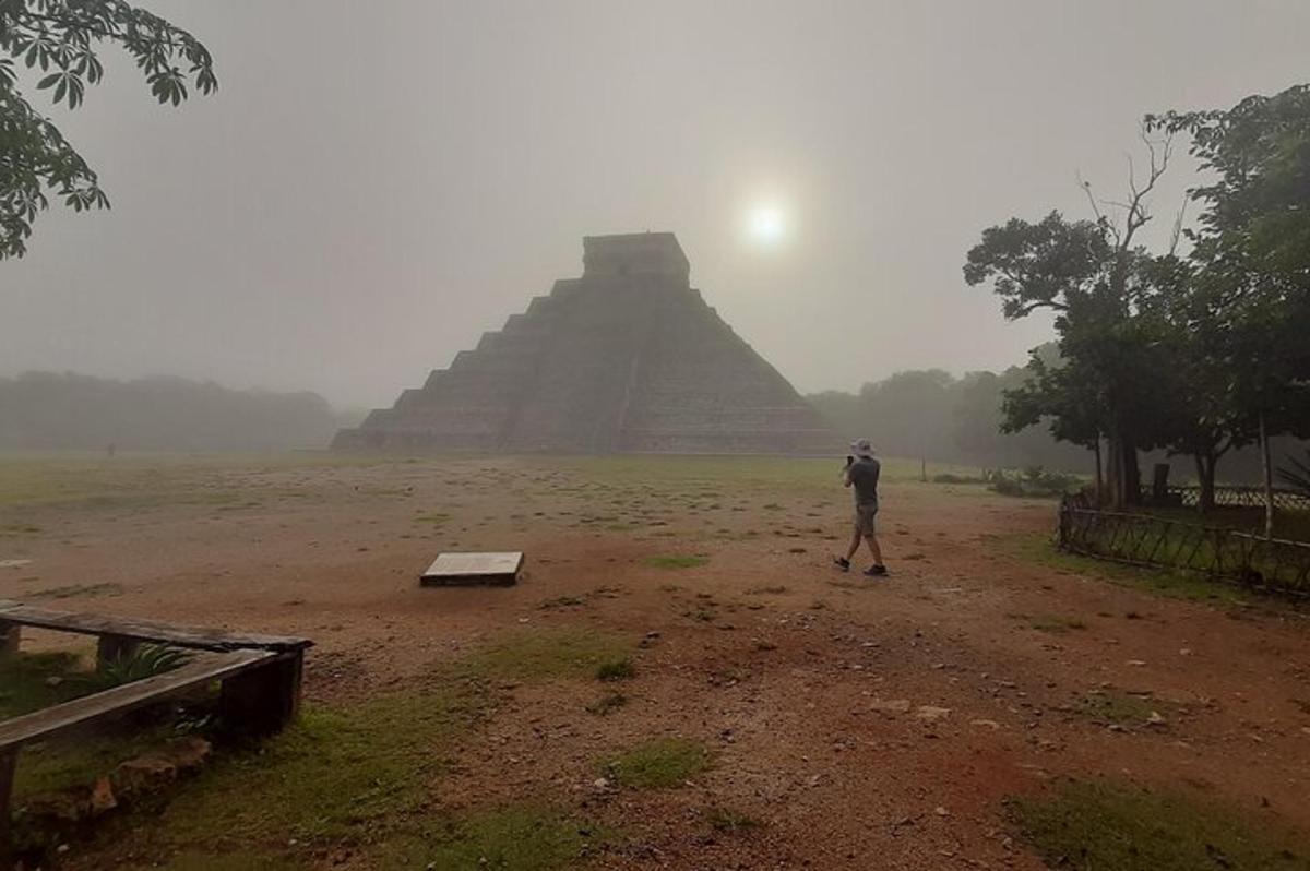 muž stojící na prašné cestě poblíž pyramidy