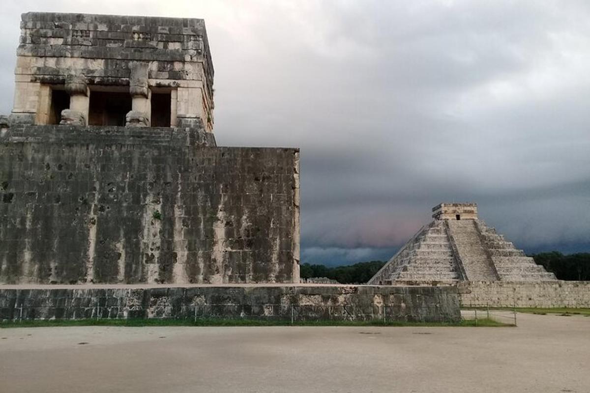 velká budova s pyramidou v pozadí