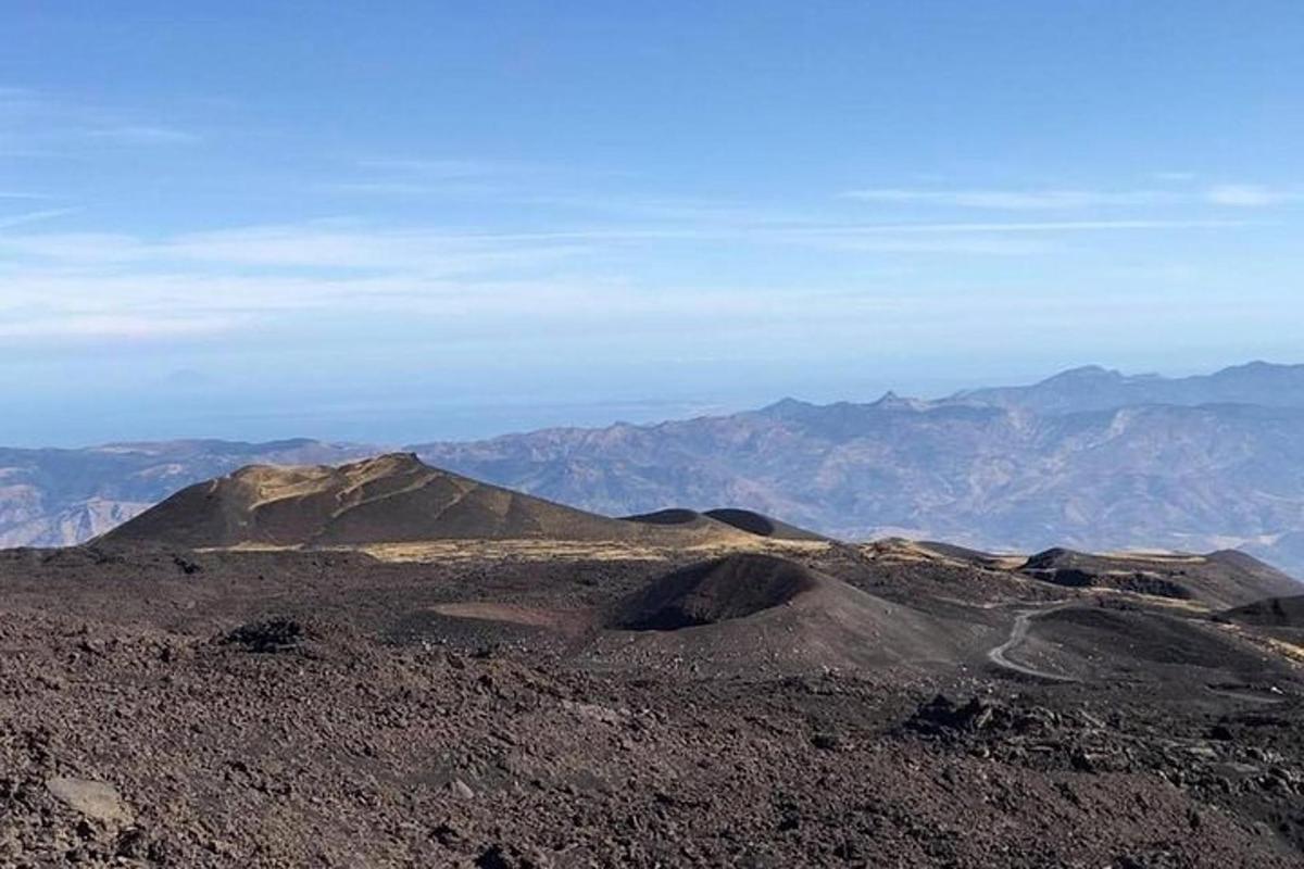 منظر لجبل مع جبال في الخلفية