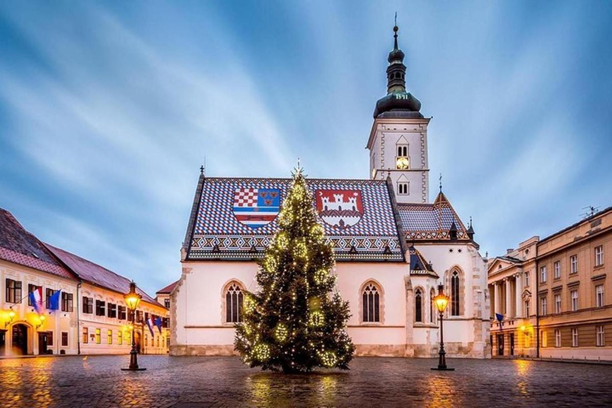 choinka przed budynkiem z wieżą zegarową