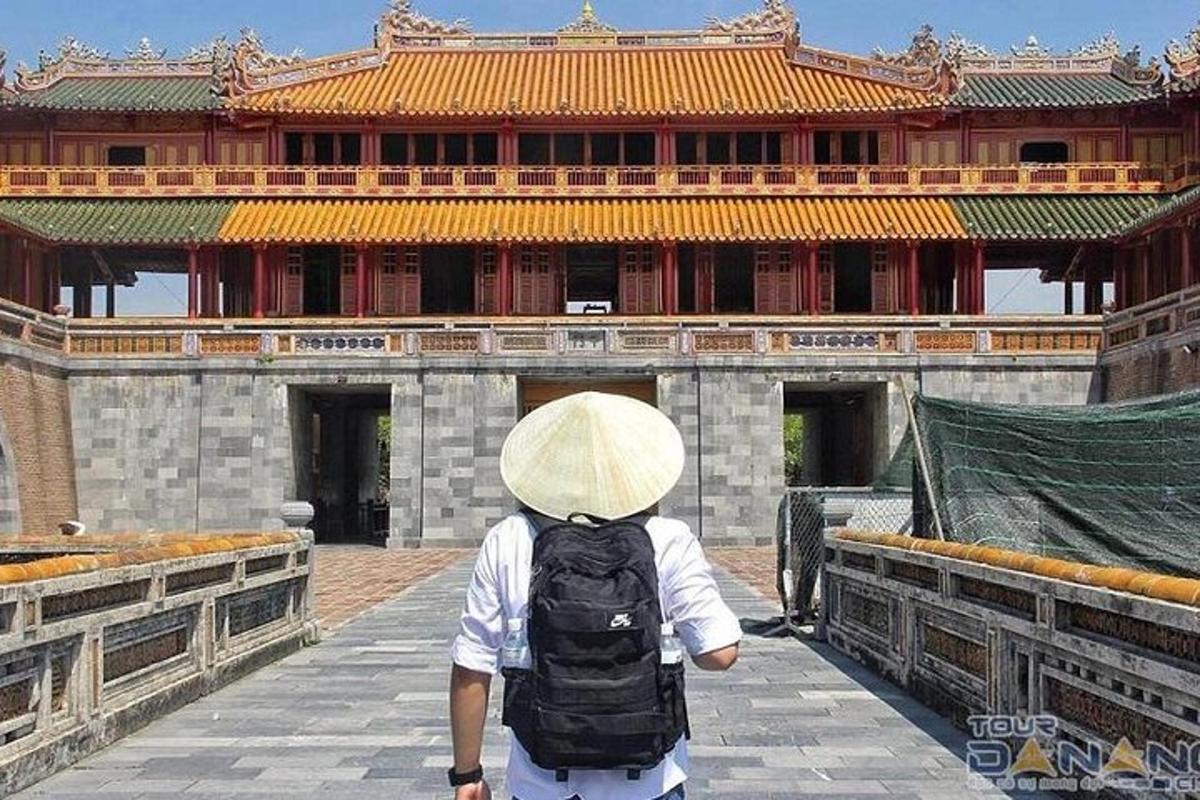 una persona che indossa un cappello e uno zaino che entra in un edificio