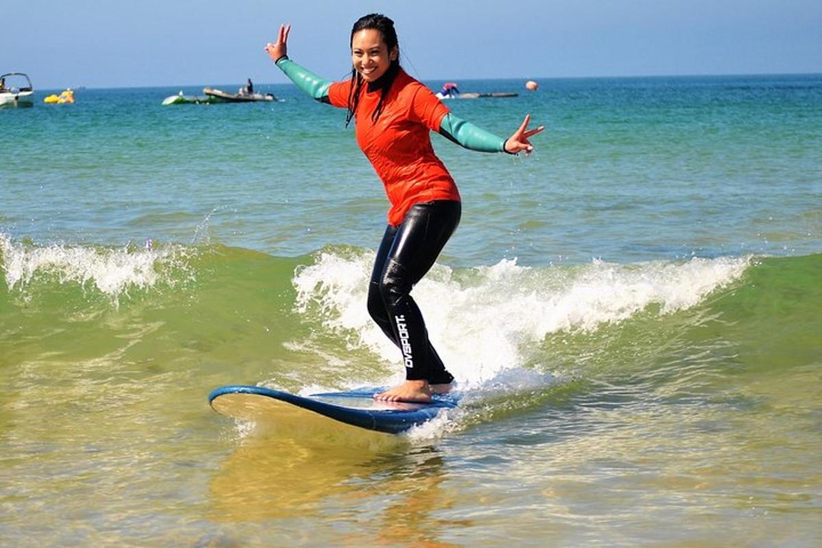 žena jedoucí na vlně na surfovém prkně v oceánu