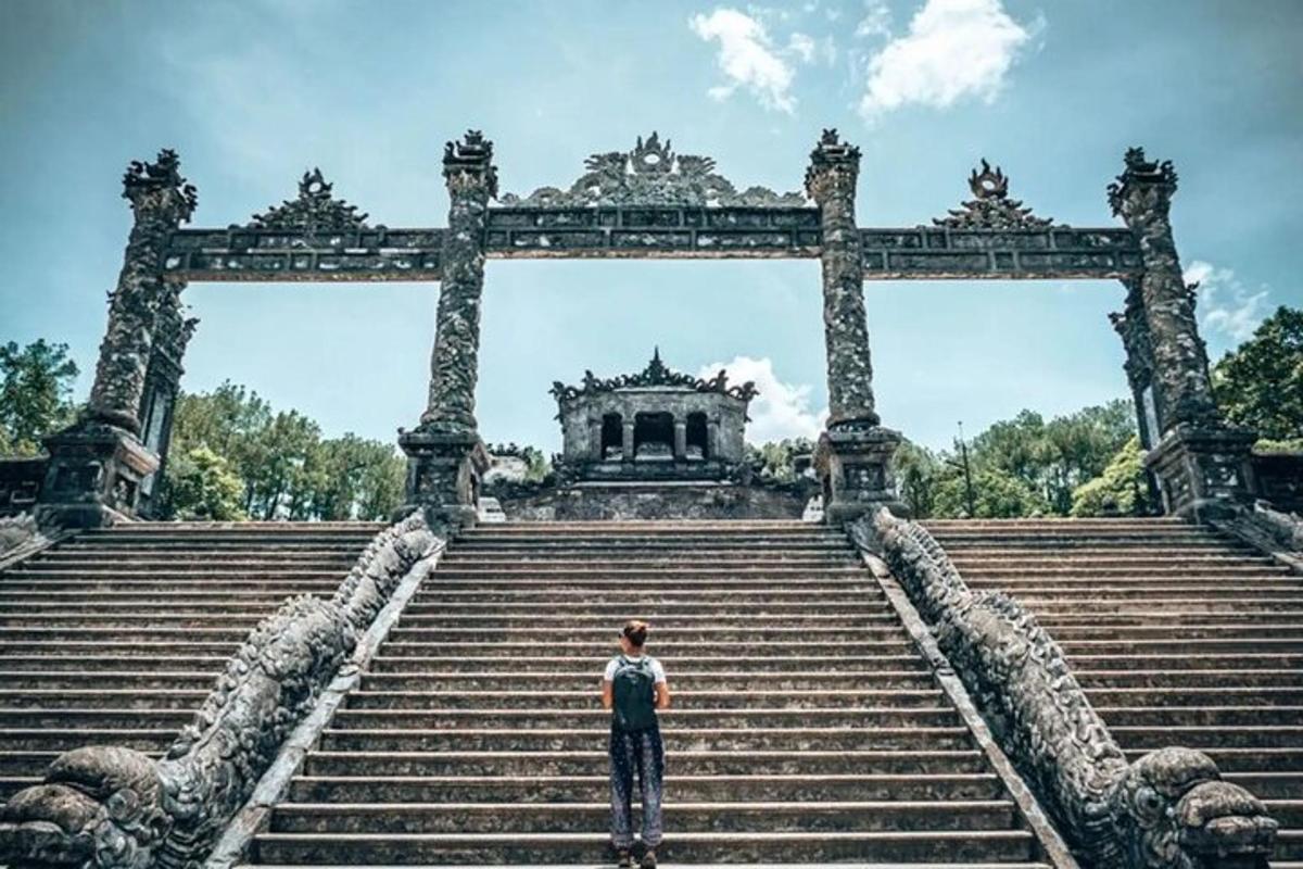 一名男子站在建筑物前的楼梯上