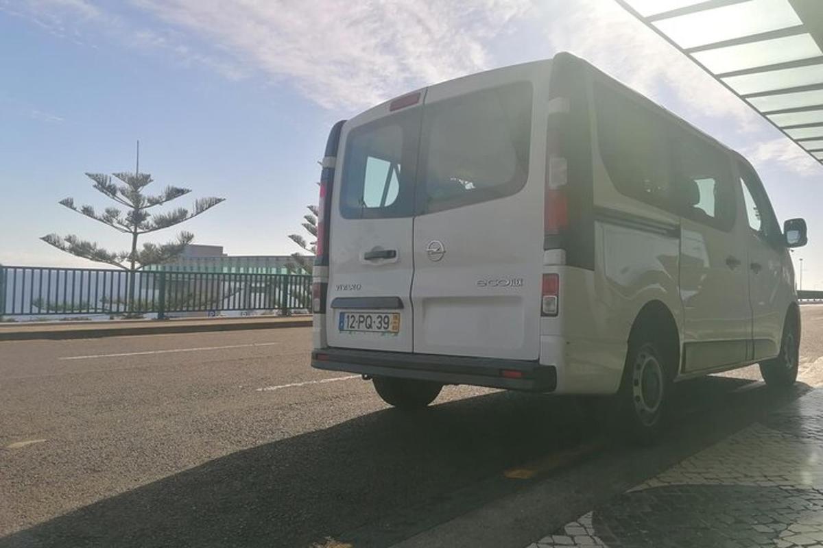 un furgone bianco parcheggiato sul ciglio di una strada