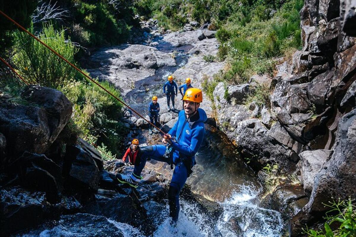 một nhóm người băng qua sông bằng đường trượt zipline