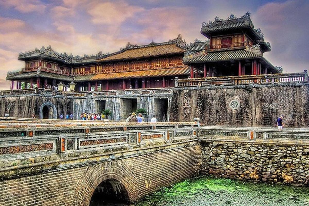 un grande edificio con un ponte di fronte