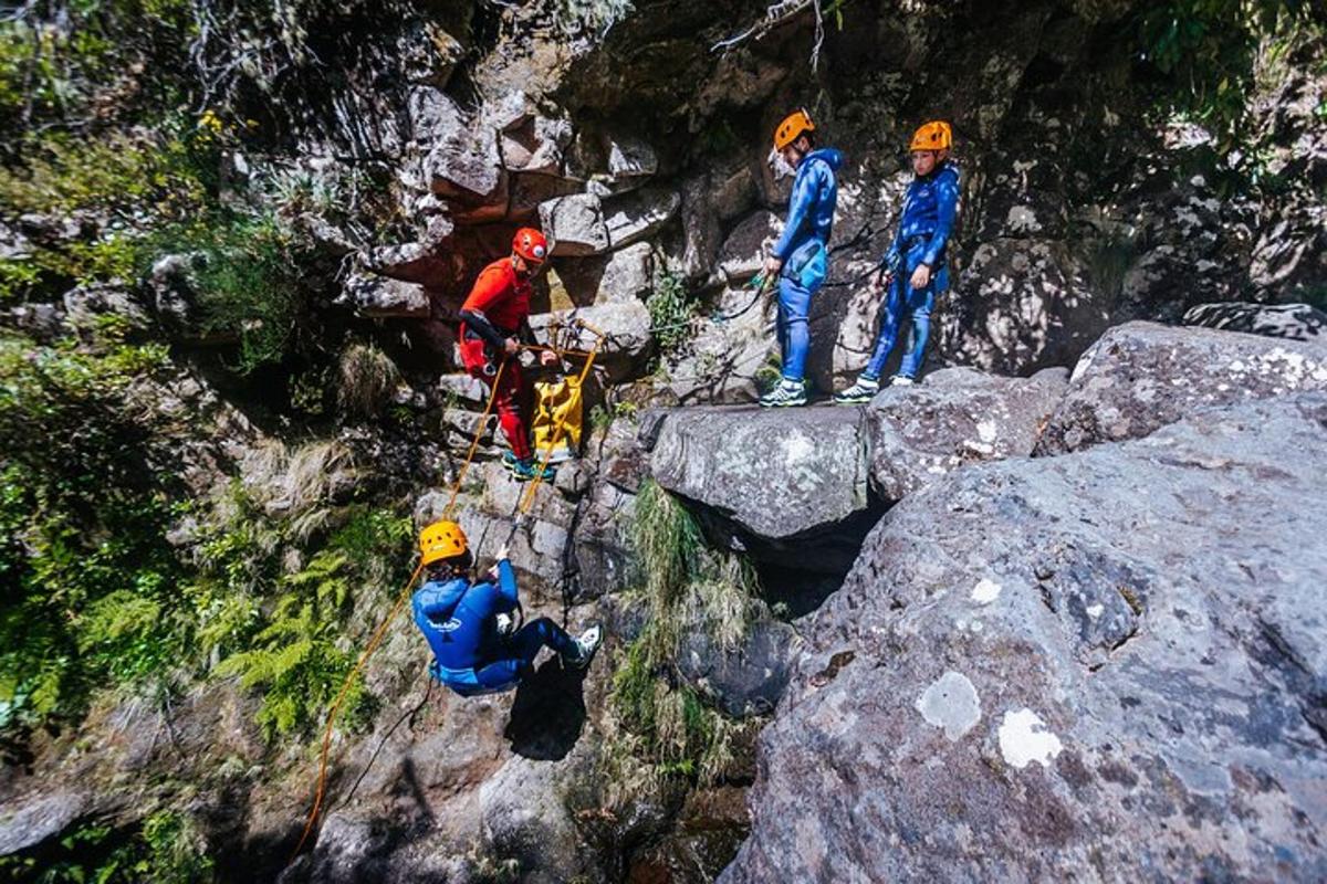 sekumpulan manusia di atas gunung berbatu