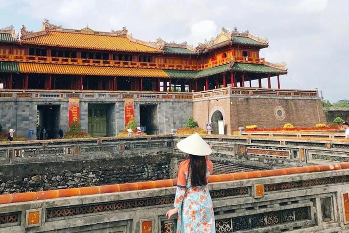 戴着帽子的女人看着一栋建筑