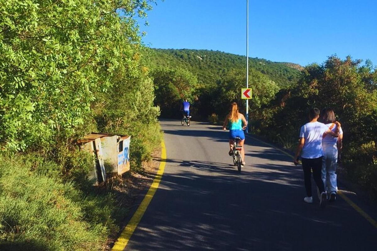 Un grupo de personas que van en bicicleta por una calle.