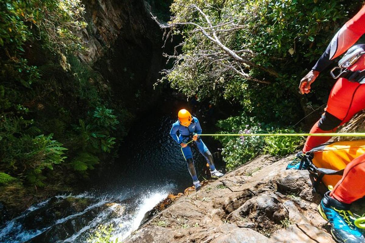 một người đàn ông đang băng qua sông bằng đường trượt zipline