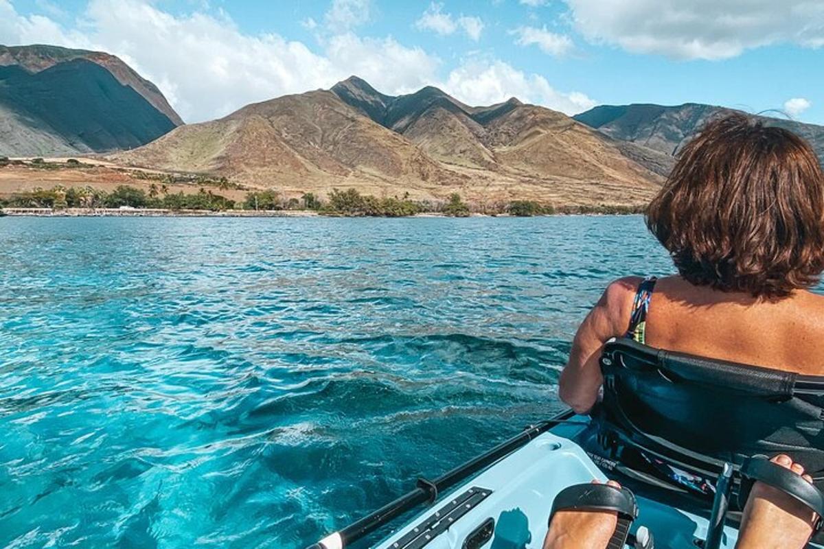uma pessoa em um barco em um corpo d'água