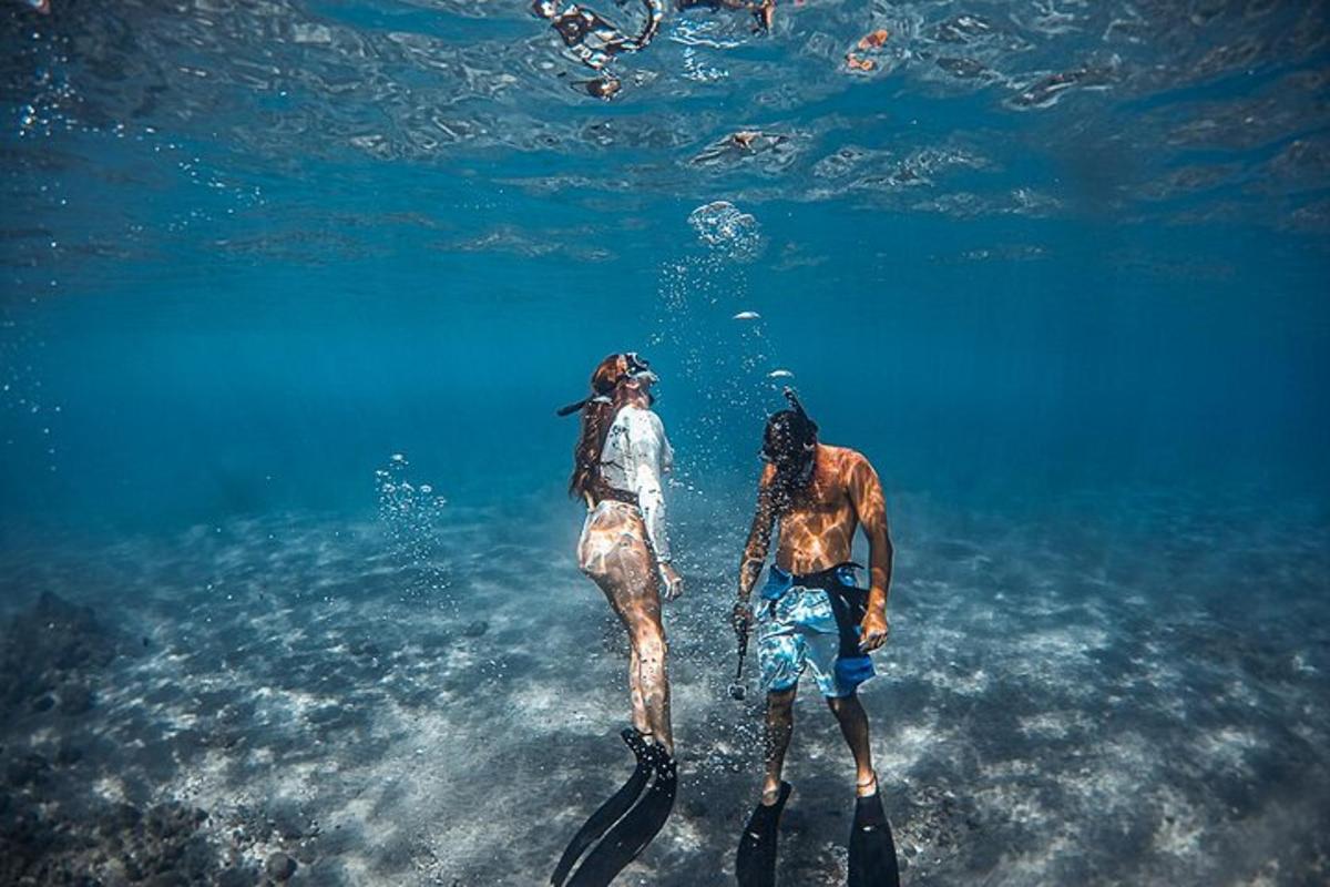 um homem e uma mulher parados na água