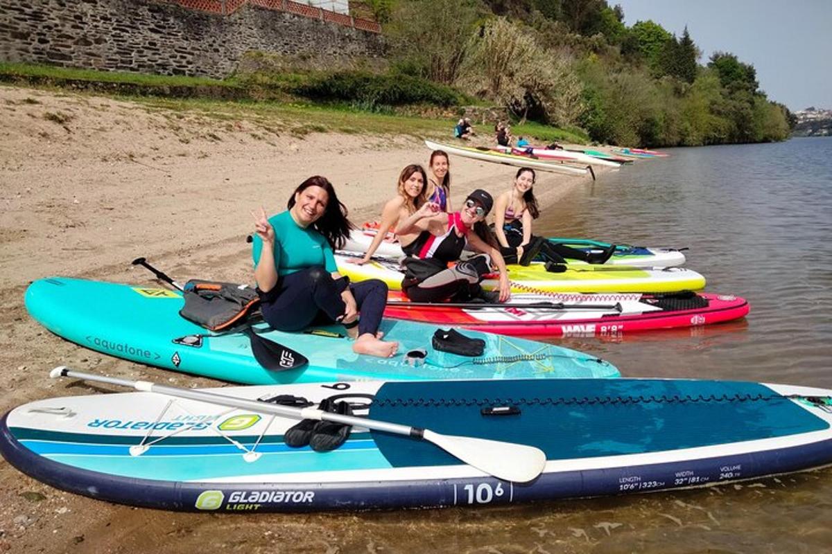 un grup de dones assegudes en caiacs a l'aigua