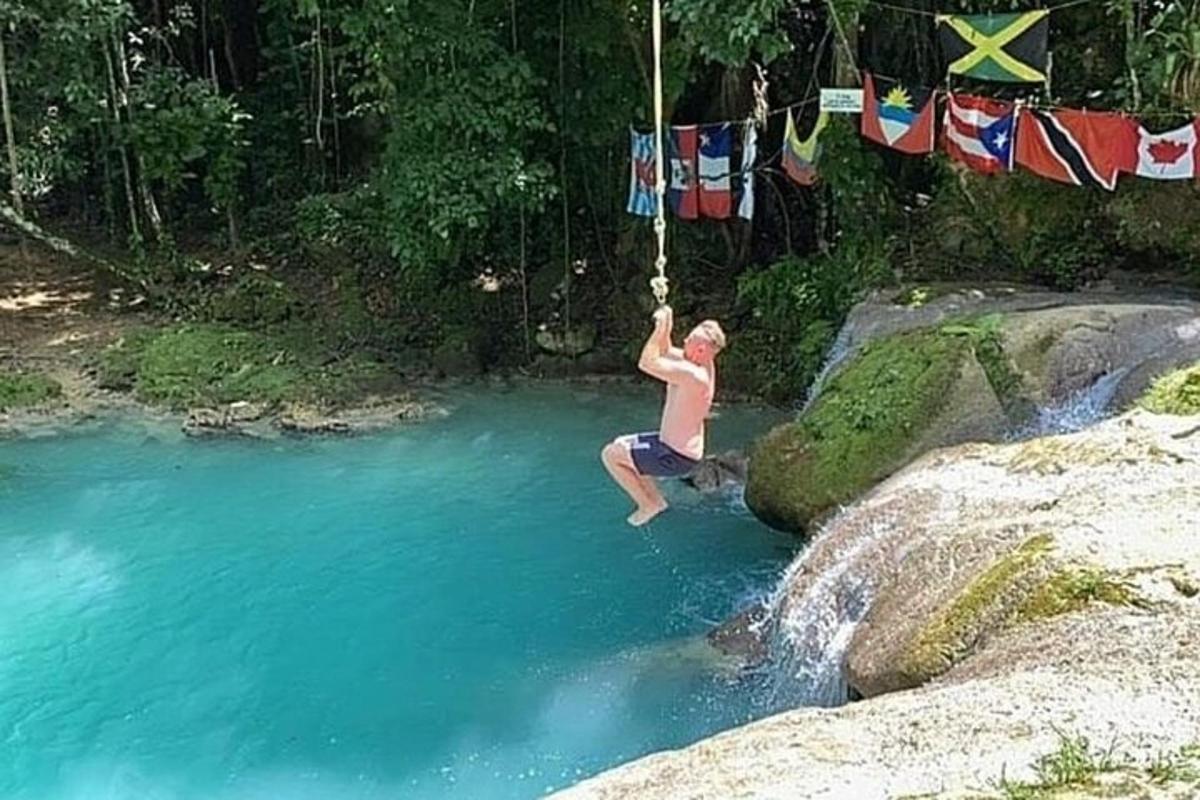 un homme joue avec une corde dans une rivière