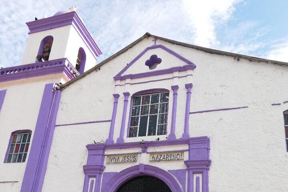 en hvit og lilla bygning med en kirke
