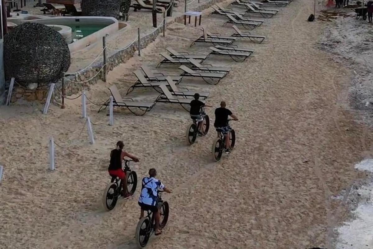 skupina ľudí jazdiacich na bicykloch na pláži