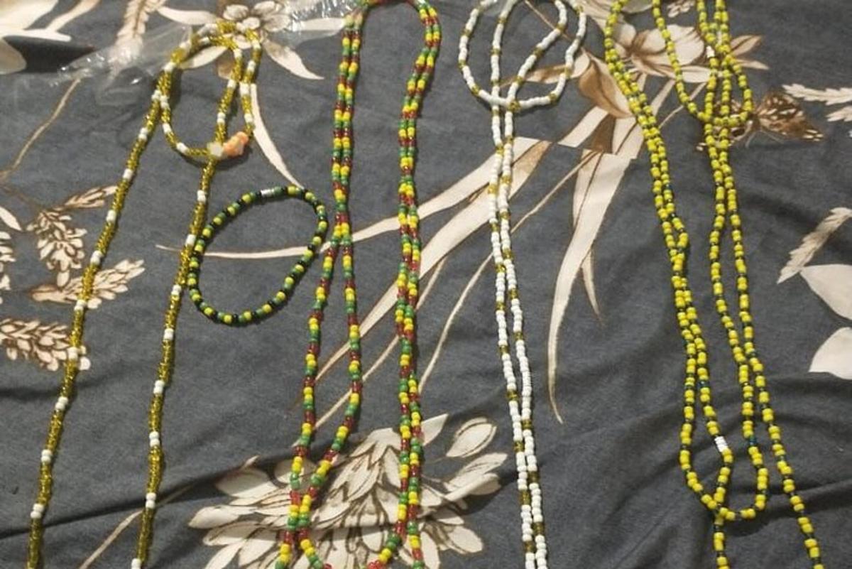 sekelompok kalung diletakkan di atas meja