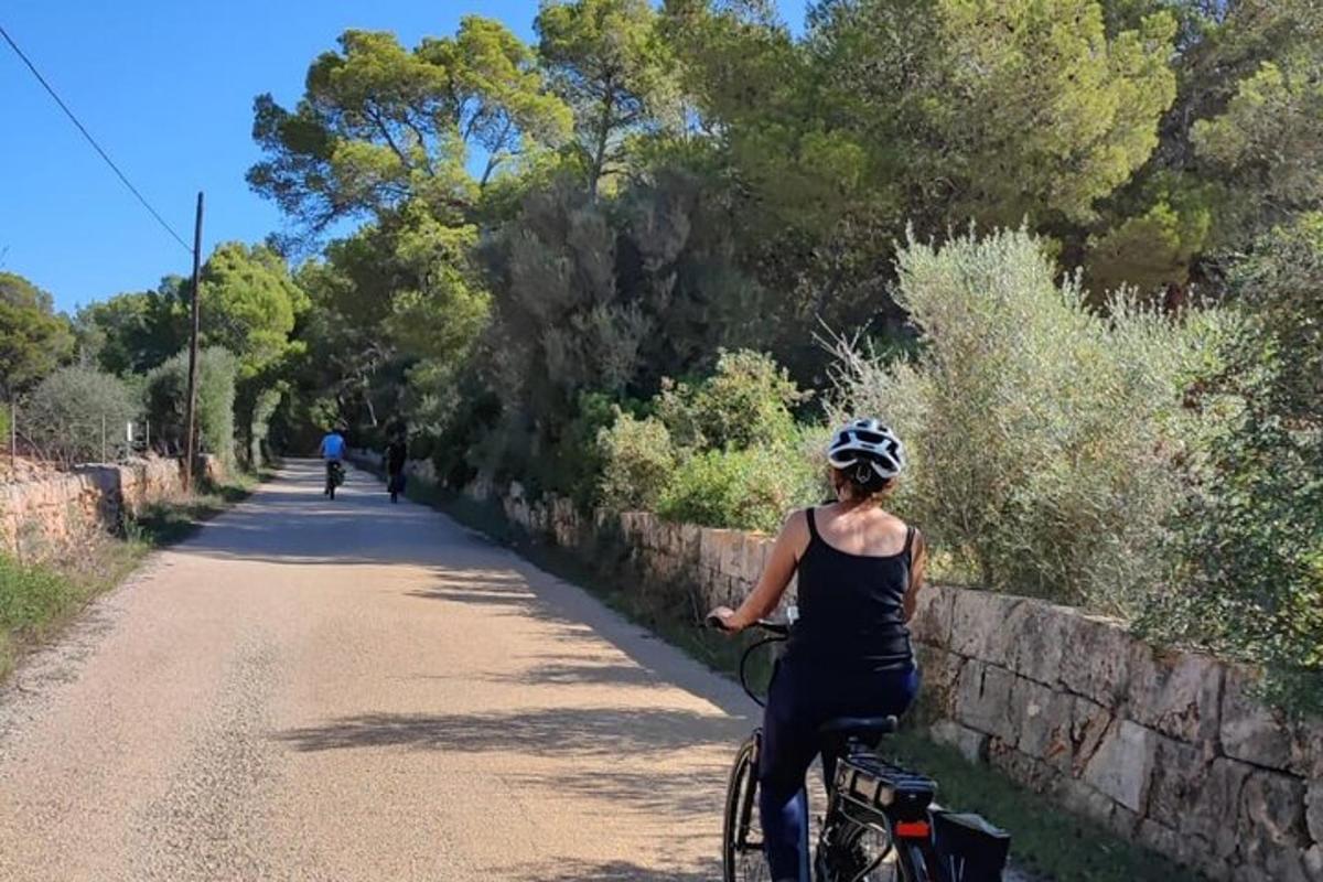 μια γυναίκα που κάνει ποδήλατο σε έναν χωματόδρομο