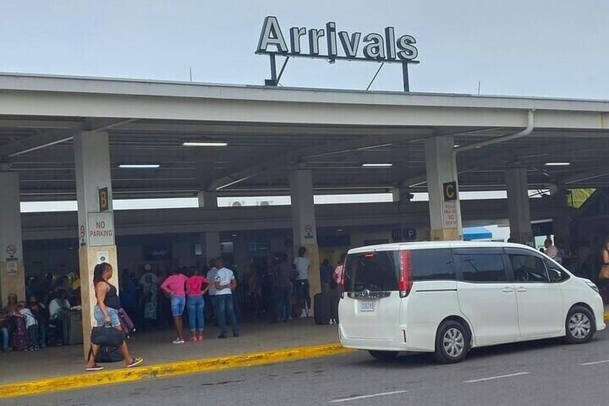 un furgone bianco parcheggiato davanti a un terminal