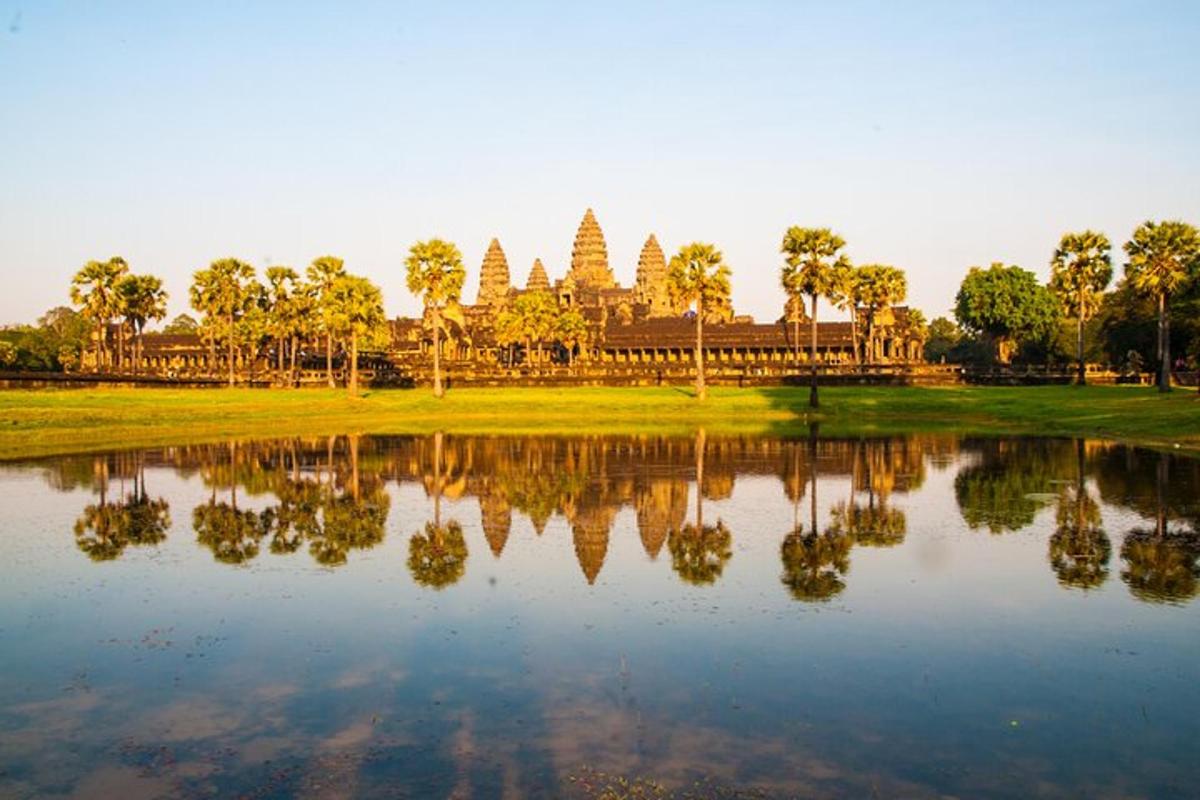 một tòa nhà với hình ảnh phản chiếu của nó trong một hồ nước có cây cối