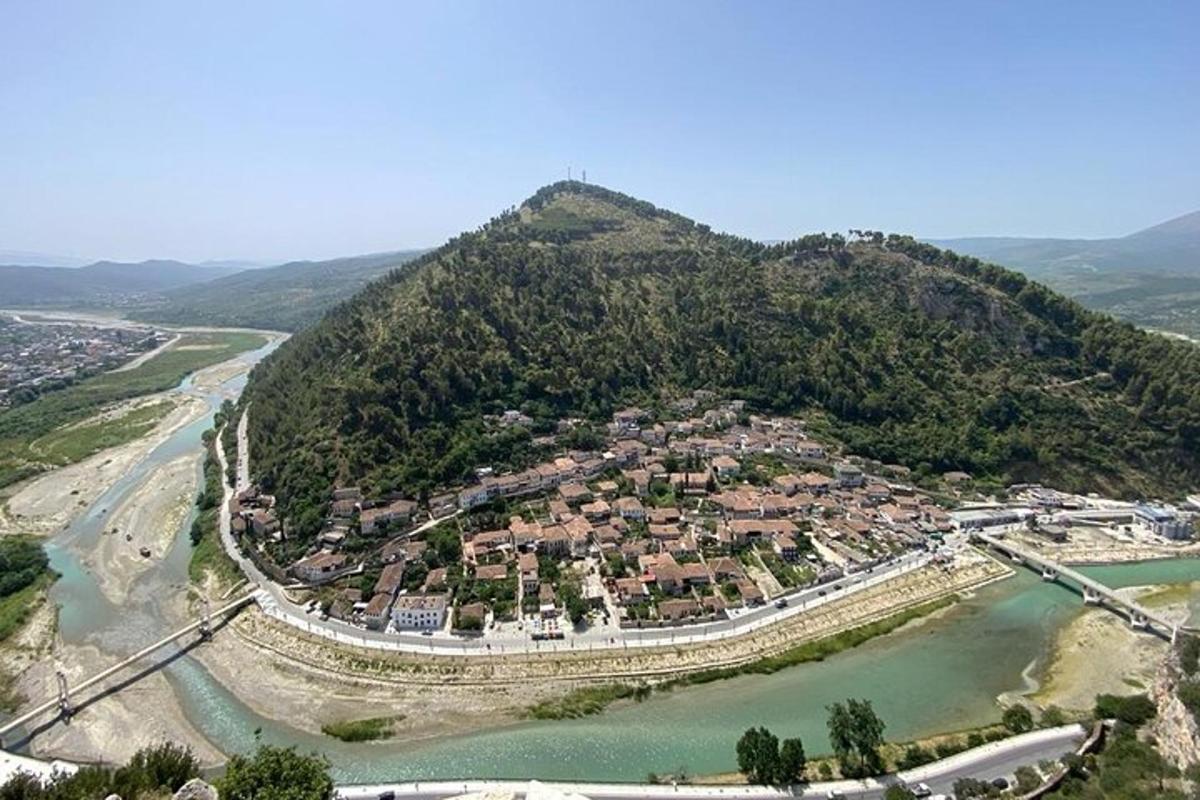 μια μικρή πόλη σε έναν λόφο δίπλα σε ένα ποτάμι