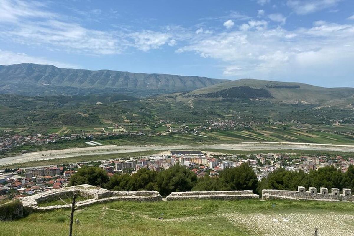 μια θέα μιας πόλης με βουνά στο βάθος