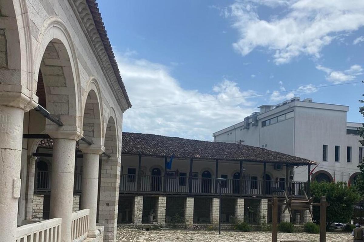 stary budynek z ogrodzeniem przed budynkiem
