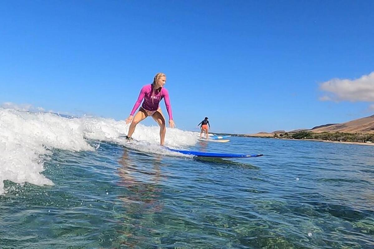 žena jedoucí na vlně na surfovém prkně ve vodě