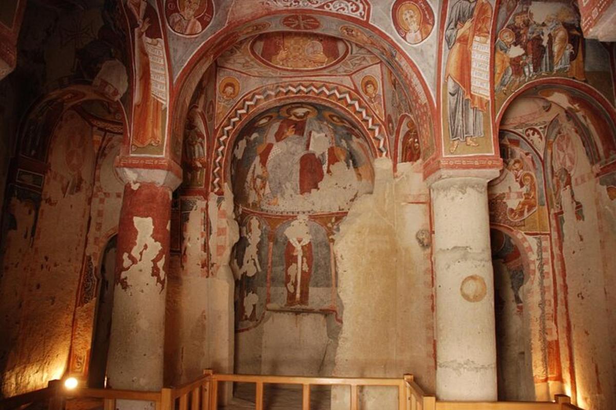 duvarlarında resimler ve bir sunak bulunan bir kilise