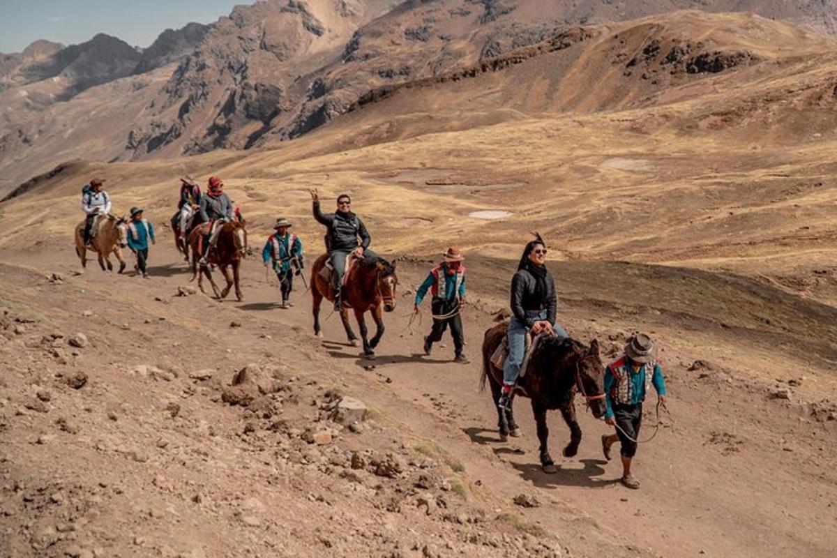 un gruppo di persone a cavallo su una strada sterrata