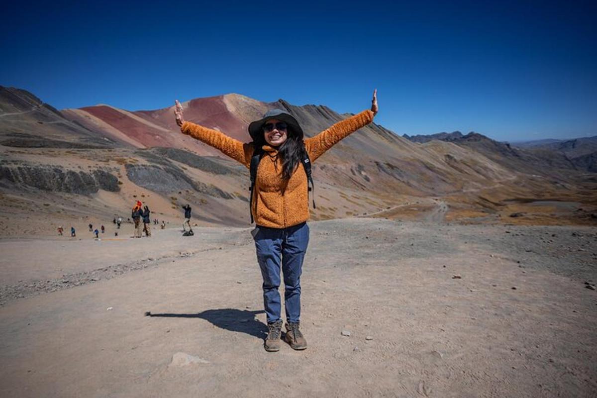una donna in piedi nel deserto con le braccia tese